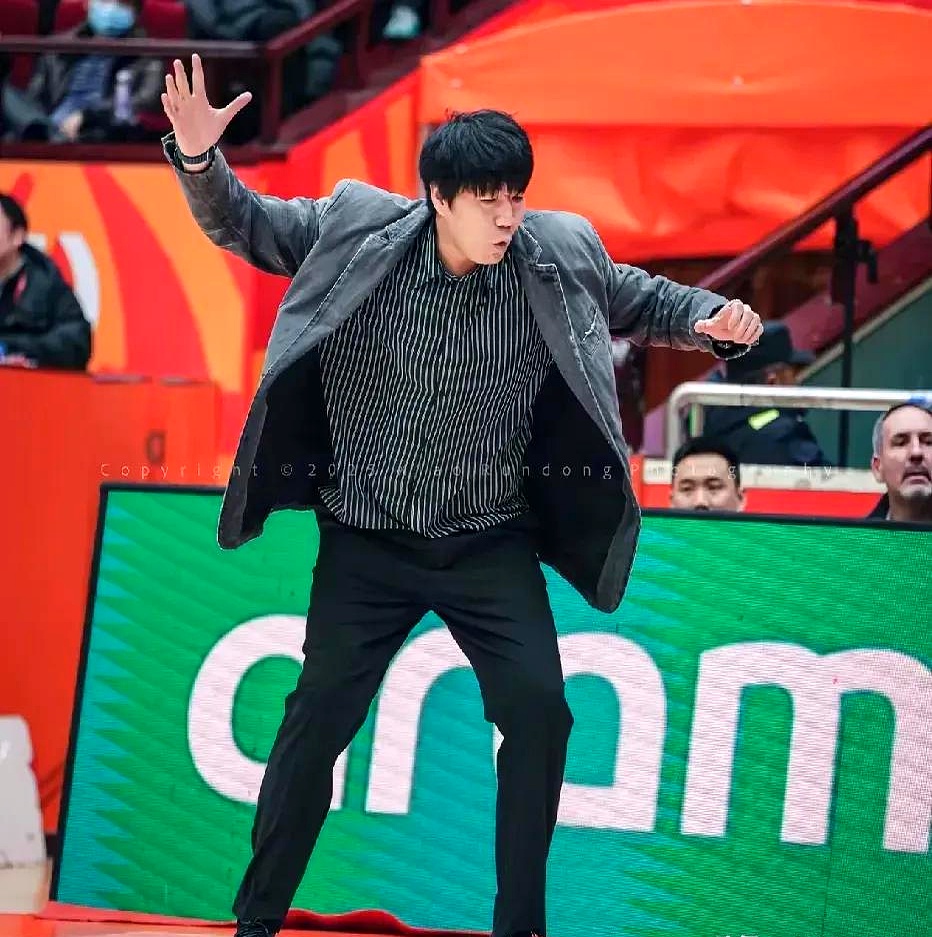 爱游戏体育-转会期突围战来临，山东男篮围绕CBA季后赛止住颓势，气氛紧张，轮换策略成焦点的简单介绍